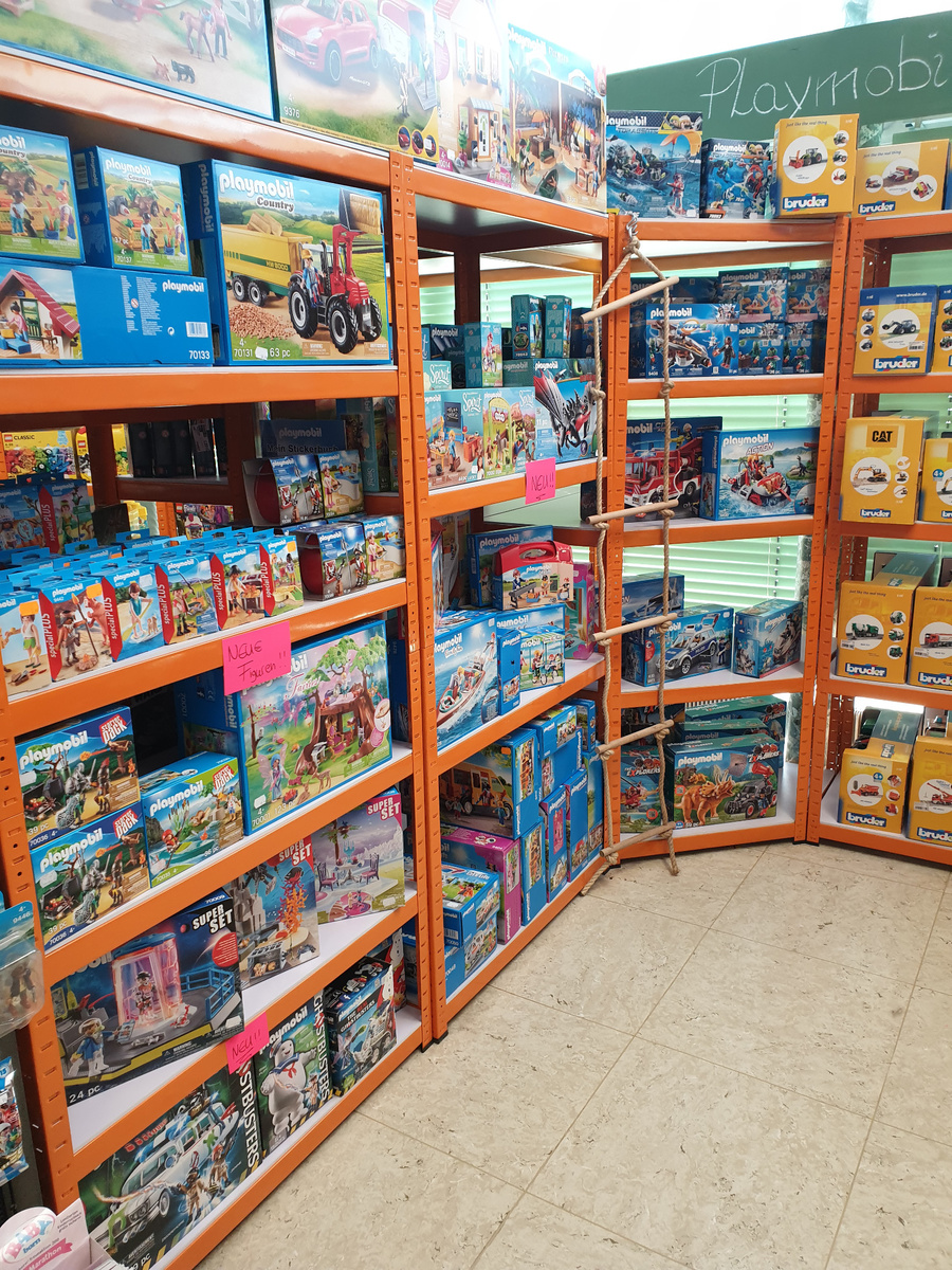 Playmobil-Sortiment der Firma Hütter Schreib- und Spielwaren
